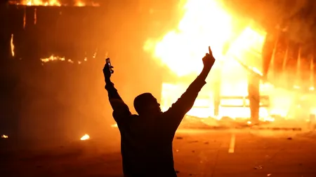 Zeci de persoane arestate, incendii și proteste ample în SUA, după pronunțarea instanței în cazul polițistului alb care a ucis un tânăr de culoare