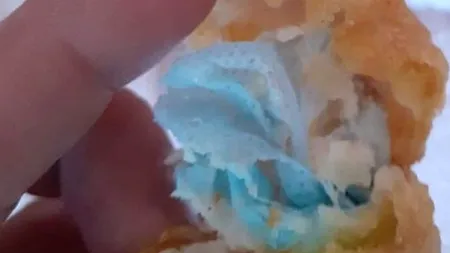 Descoperirea șocantă a unei mame. Fetița ei de 6 ani s-a înecat cu bucata de mască de protecție pe care a găsit-o în mâncarea cumpărată de la fast food: „Ar fi putut să moară”