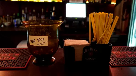 Şeful ANAF, despre BACȘIȘ: „Proprietarii de localuri nu ar trebui să mai folosească acel mecanism cu borcanul pe bar”