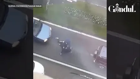 Gândul LIVE. Imagini șocante în Baia Mare. Un tânăr, bătut crunt de doi indivizi. Incidentul a avut loc în mijlocul străzii, dar nimeni nu a intervenit