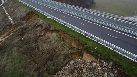 Alunecări de teren pe Drumul Expres Craiova - Pitești, dat în circulație în vară