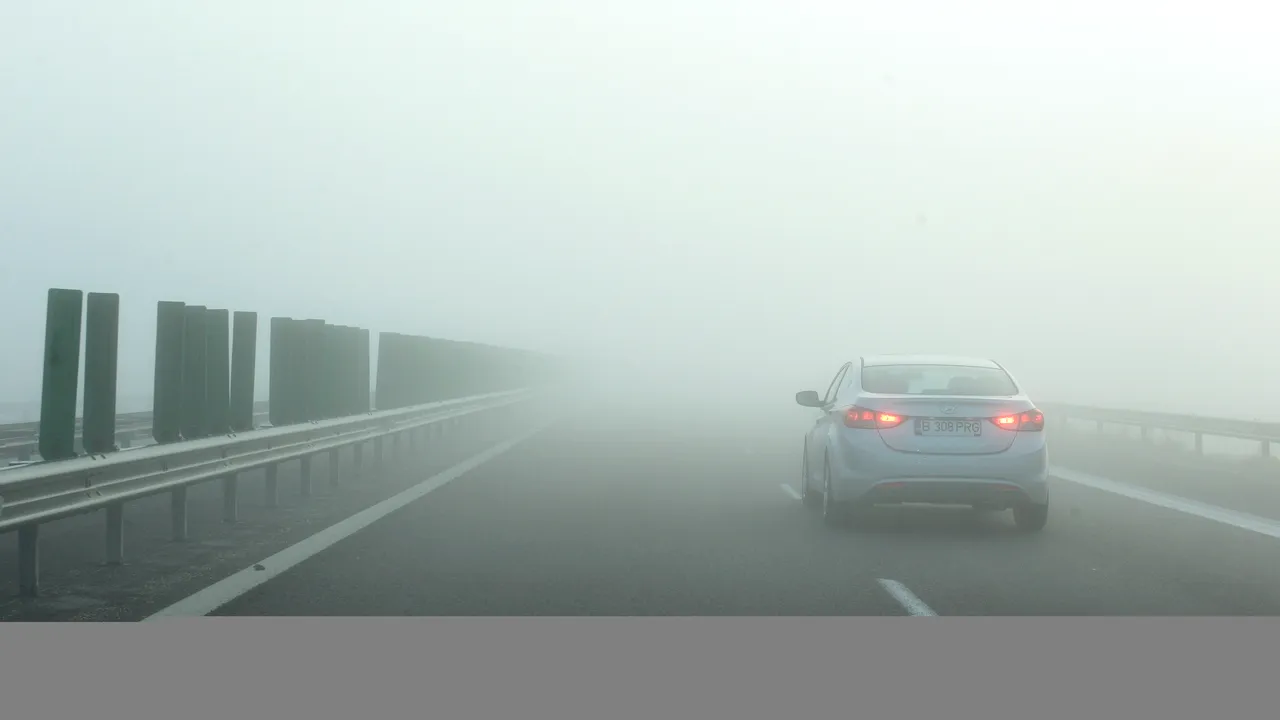 Vizibilitate sub 50 de metri pe A3, din cauza ceții