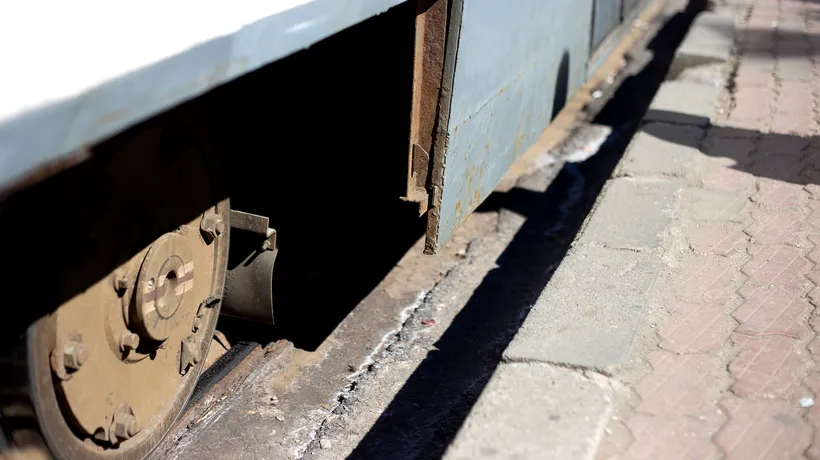 Un bărbat a fost rănit într-un tramvai din București. O bucată de șină a străpuns podeaua: „Bara de fier ruptă fix într-un călător”