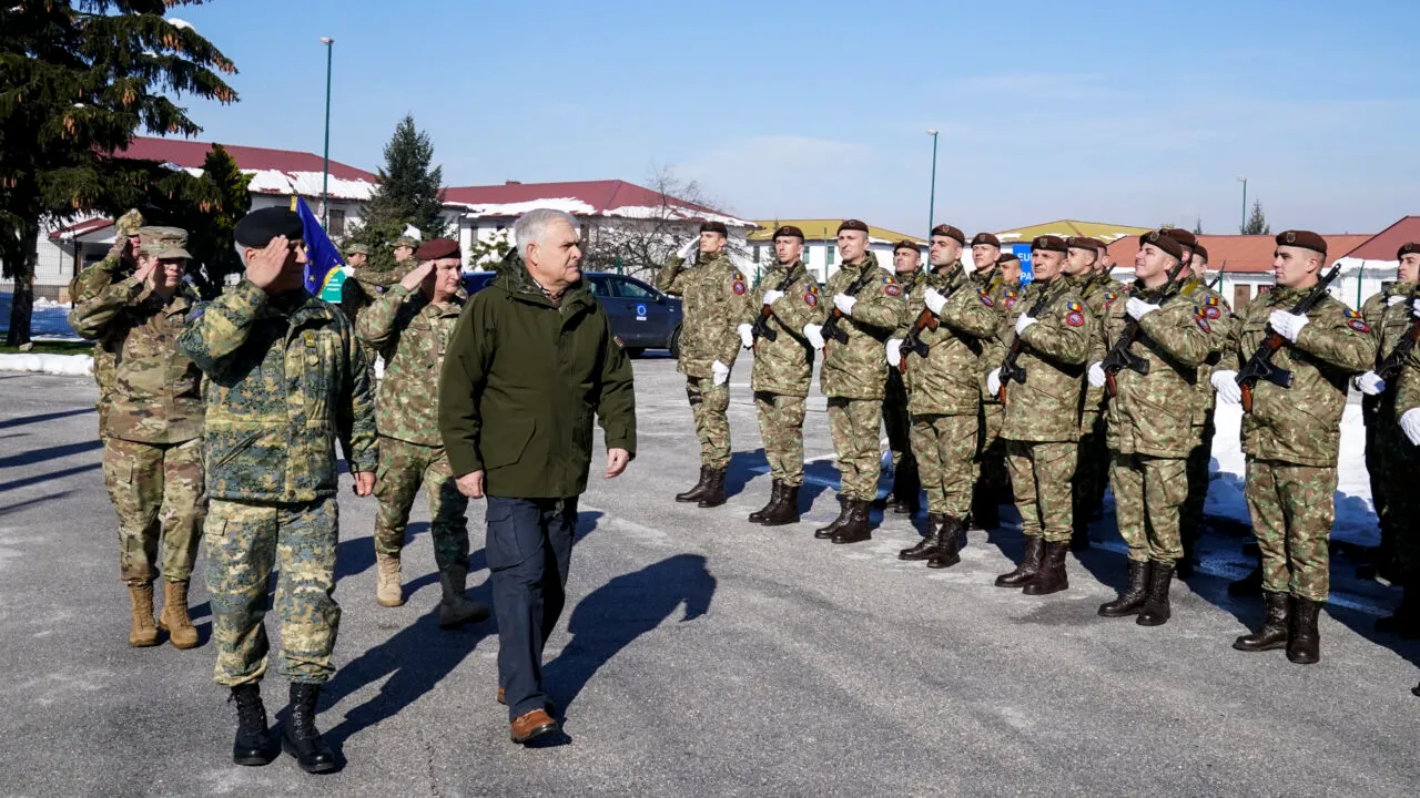 Ministrul Apărării a vizitat baza EUFOR ALTHEA din Bosnia şi Herţegovina. Ce promisiune a făcut Angel Tîlvăr