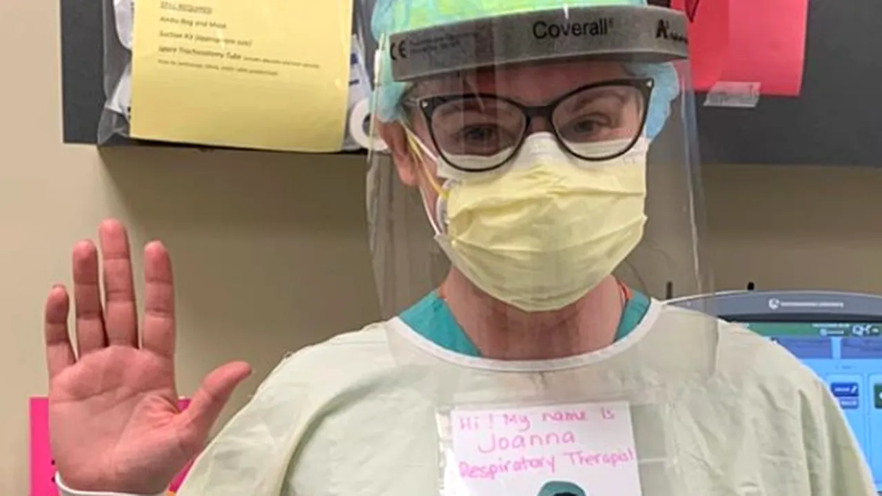 INEDIT. Personalul medical atașează fotografii pe echipamentele de protecție pentru a-și liniști pacienții