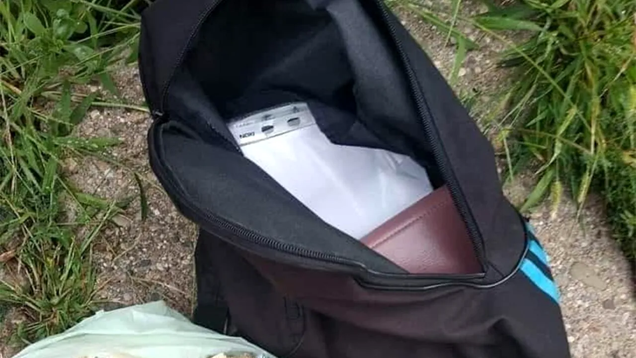 Alexandru din Iași a GĂSIT un ghiozdan în timp ce se plimba. Când l-a deschis, să cadă din picioare. Ce era înauntru