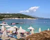 SATUL din Europa cu ape turcoaz ca-n Maldive. Prețurile sunt mai mici și poți ajunge din România cu mașina
