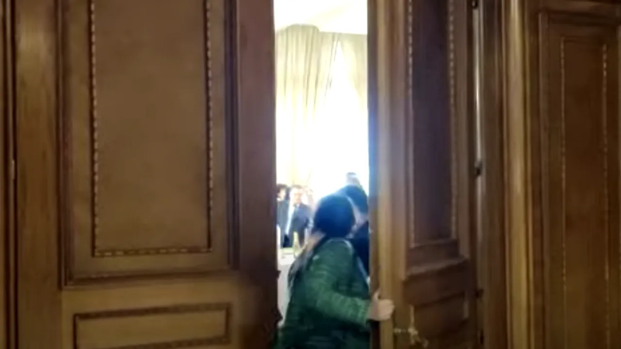 VIDEO. Petrecere fără mască, de ziua lui Ludovic Orban, la Parlament 