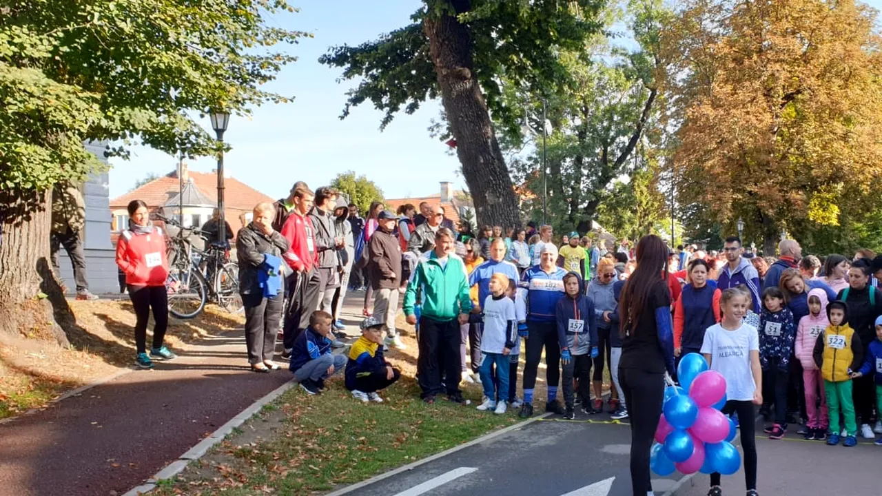 Inițiativă lăudabilă. Peste 350 de bistrițeni au alergat cu o carte în mână la crosul Coșbook