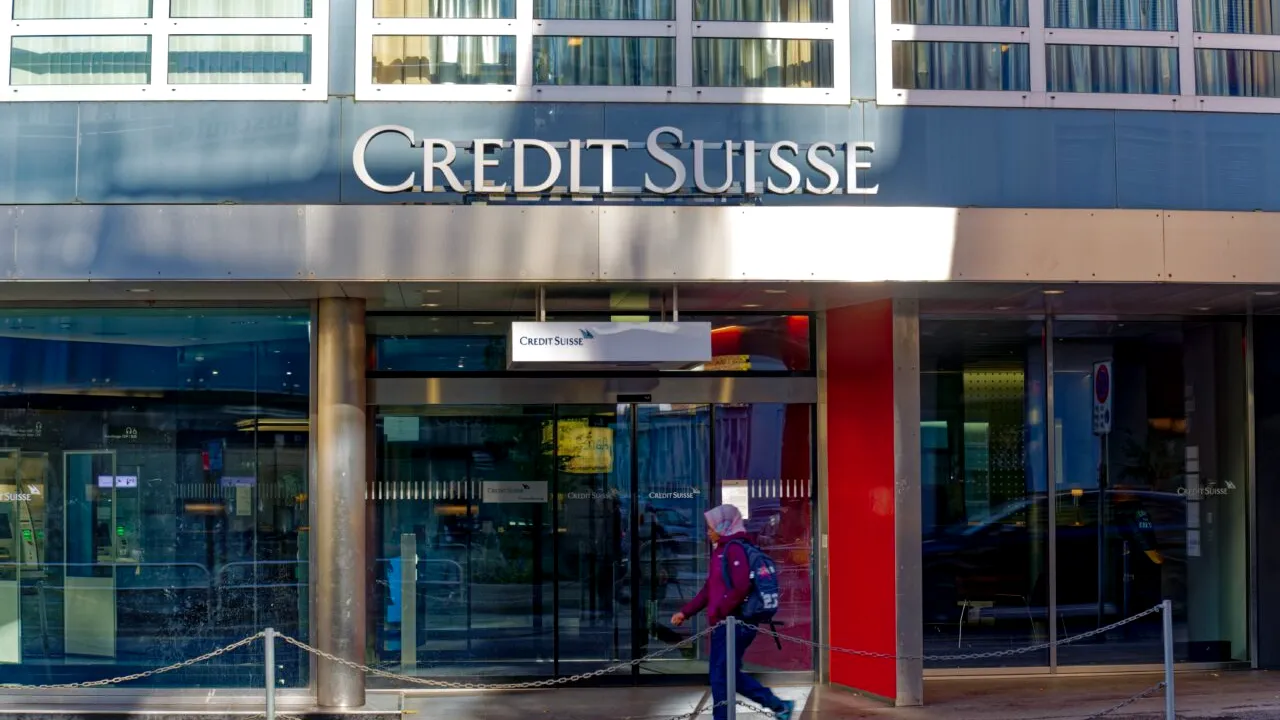 Noi lovituri pentru CREDIT SUISSE. Banca elvețiană al cărui acționar principal este din Arabia Saudită, dată în judecată de investitorii americani