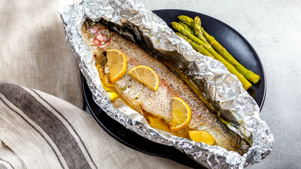 Ce RISCURI exisă dacă folosești folie de aluminiu la gătit. Explicațiile experților sunt clare