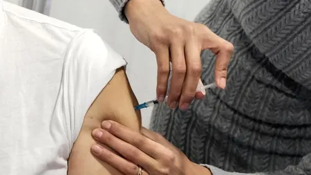 Studiu: Persoanele vaccinate anti-COVID-19 sunt mult mai puțin contagioase