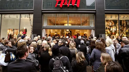 H&M anunță că închide mai multe magazine. Criză la celebrul producător de haine