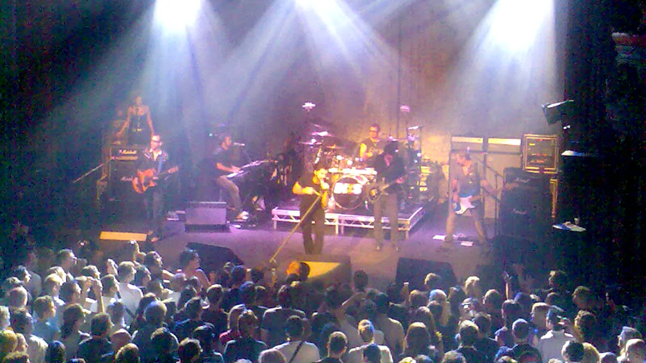 Chitaristul INXS și-a tăiat un deget și ar putea să nu mai cânte niciodată la chitară