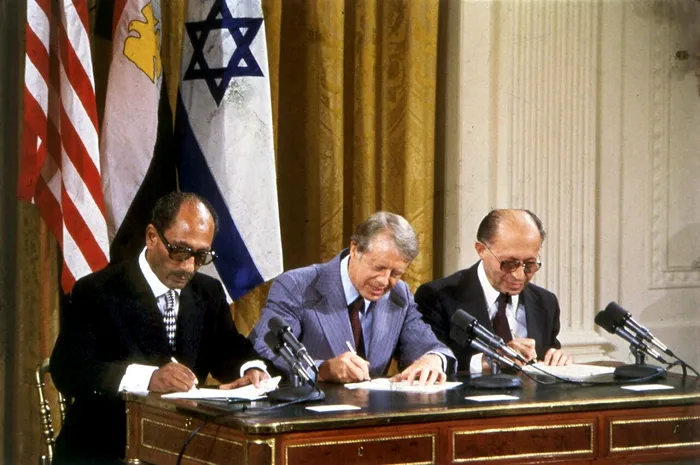 Semnarea Acordurilor de Pace de la Camp David dintre președintele Egiptului Anwar El Sadat și primul ministru al Israelului Menachem Begin, mediate de Jimmy Carter. 