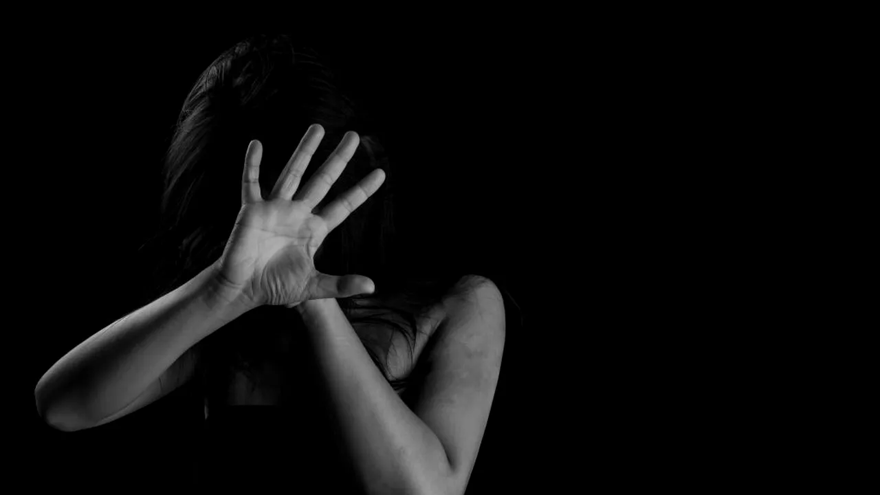 DOSAR. Adolescentă de 16 ani, vândută pe nimic de propria mamă! Grupare de trafic de minori, destructurată de DIICOT