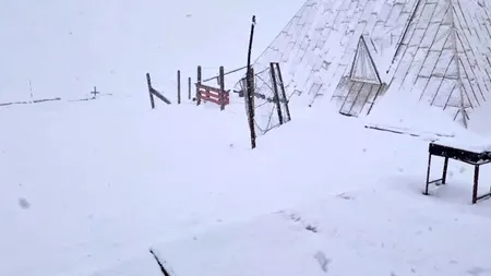 IARNĂ în toată regula pe Platoul Bucegi în mijlocul lunii mai. Frigul și ploile nu se lasă duse nici în zilele viitoare