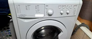 Ce RISCĂ locatarii de la bloccare folosesc mașina de spălat într-un interval de timp în care deranjează vecinii. Ce prevede legea