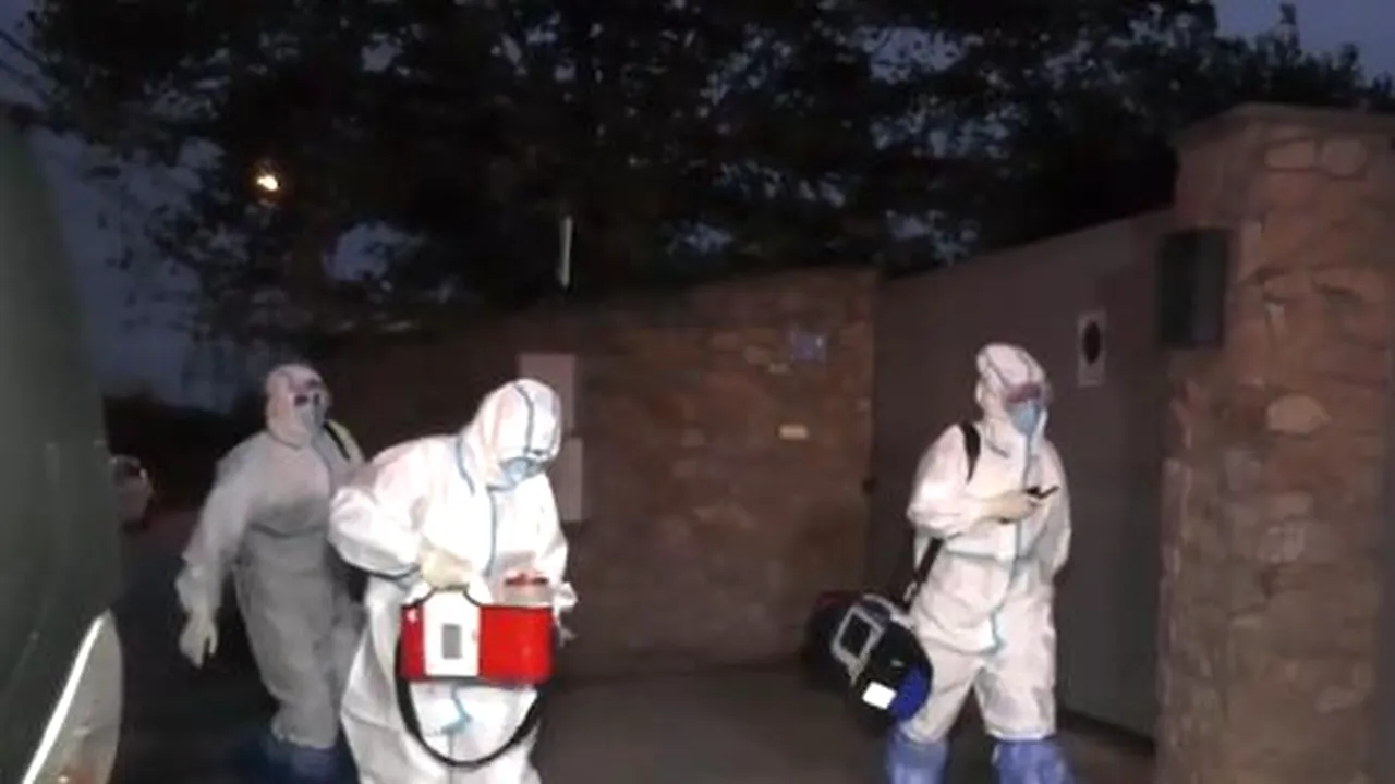 Mascații au intrat în casa fostului adjunct al IPJ Bihor, după ce acesta i-a organizat fiului său o nuntă cu 350 de invitați, în plină pandemie. Soția ex-polițistului a făcut un atac de panică. Ambulanța a sosit rapid la fața locului. FOTO