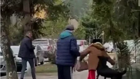 VIDEO | Femeie din Nehoiu, trântită la pământ de un CÂINE după ce un bărbat i-a smuls din mână bățul cu care se apăra de animal