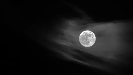SUPERLUNA 2013. Fenomenul astronomic SuperLuna, vizibil duminică la ora 19:56