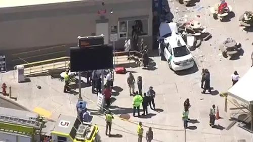O mașină a intrat într-un grup de pietoni în Boston. Cel puțin zece răniți 