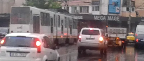 Circulație aglomerată pe mai multe artere din Capitală, din cauza ploii și a unor semafoare defecte 