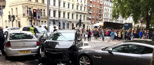 O mașină a intrat în trecători la Londra. Presa susține că a lovit oamenii intenționat. VIDEO cu momentul în care șoferul este arestat
