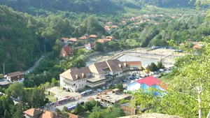 Stațiunea mai puțin cunoscută din România unde apa își schimbă culoarea în funcție de anotimp. Este un loc unic în lume