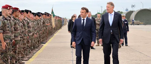 FOTO - VIDEO | <i class='ep-highlight'>Klaus</i> <i class='ep-highlight'>Iohannis</i> și Emmanuel Macron s-au întâlnit la Baza „Mihail Kogălniceanu” / Președintele Franței: Rusia este o putere de temut şi noi nu dorim să avem un război cu poporul rus