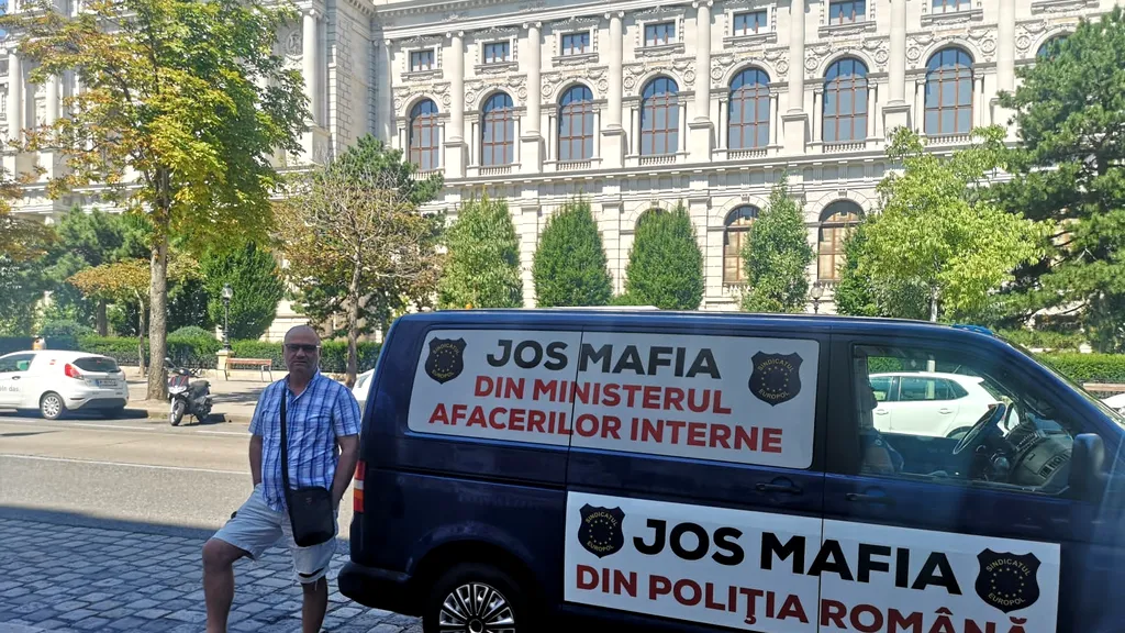 FOTO-VIDEO | Un poliţist din Neamț a plecat prin Europa cu o dubă pe care a scris „Jos mafia din Poliţia Română” și „Jos mafia din MAI”. Ce probleme a întâmpinat pe drum