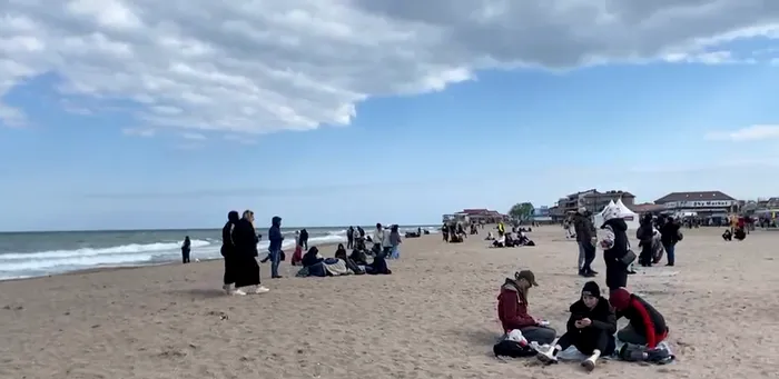 Litoralul de 1 Mai. În Vama Veche, tinerii își fac încălzirea pentru distracție, în timp ce Costineștiul este pustiu