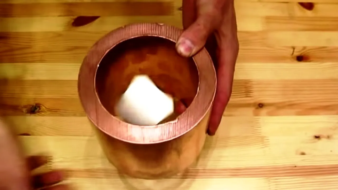 Ce se întâmplă dacă arunci un magnet printr-un tub din cupru. Peste 7 milioane de oameni s-au uitat la acest experiment