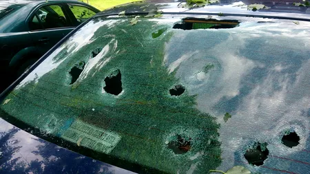 Grindină în Valea Jiului: „Arată ca după apocalipsă, pomi sfârtecați și sute de mașini avariate