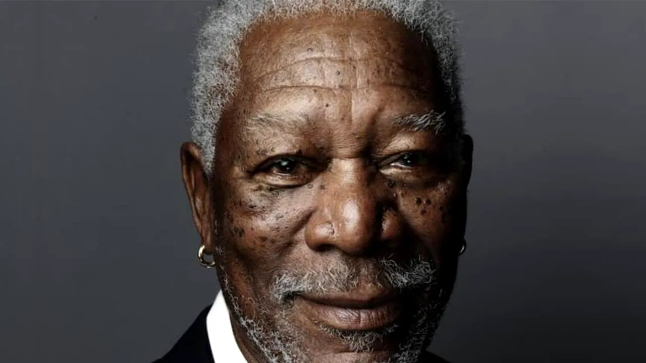 Motivul macabru pentru care Morgan Freeman poartă mereu cercei în ambele urechi