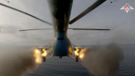 VIDEO | Echipajul unui elicopter „arhaic” rusesc încearcă, aparent fără succes, să distrugă o dronă navală ucraineană