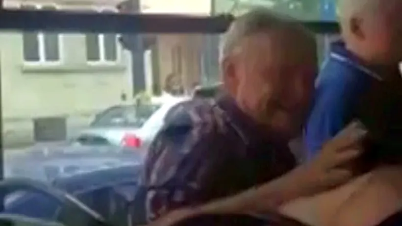 Tânără agresată de un pensionar, pentru că vorbea la telefon în autobuz: ''Îți arăt eu''
