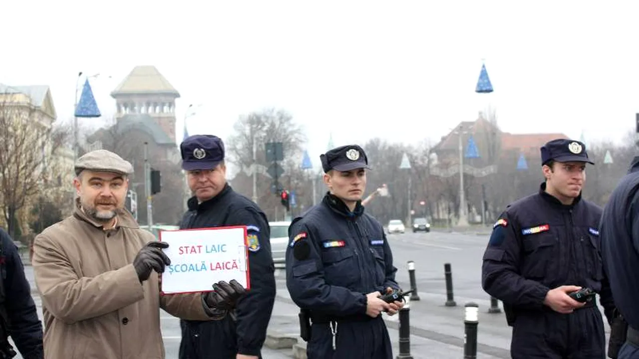 Pentru ce militau cei patru protestatari din fața Guvernului păziți duminică de 12 jandarmi