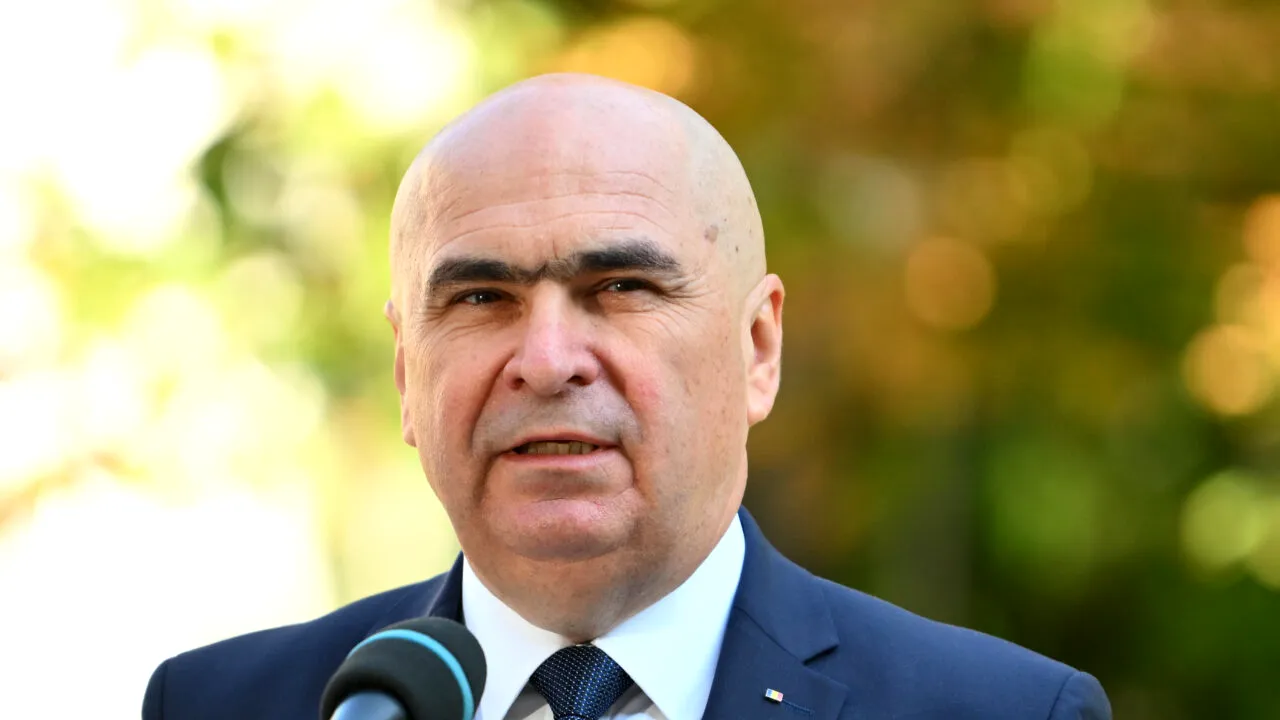 Urgențele României sau „urgențele” lui Ilie Bolojan. Cum a trecut premierul demis, în trei luni de vară, de la „vă dau afară din partid dacă votați Guvernul Veștea” la „țara are nevoie urgentă de Guvernul Mureșan, votați-l!”