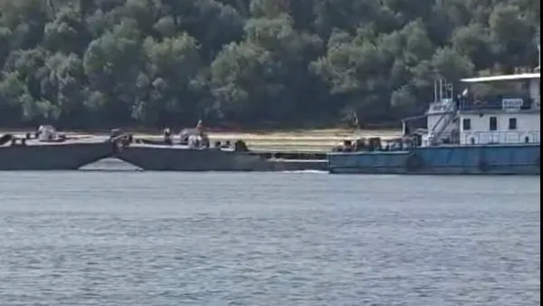 A început operaţiunea de scufundare a celor patru barje, în Dunăre, pentru creşterea debitului apei