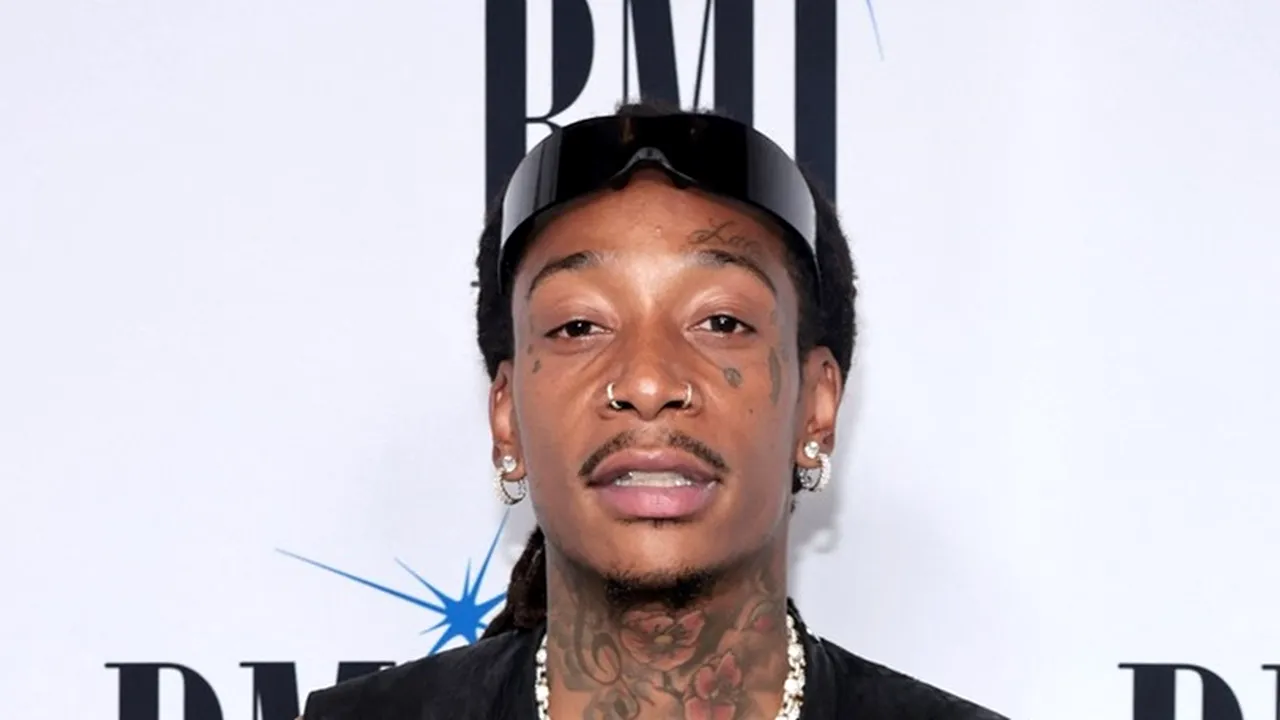 Cum au descoperit polițiștii ce cantitate de DROGURI avea asupra lui Wiz Khalifa la Beach Please. Artistul dat de gol de coșul de gunoi din backstage