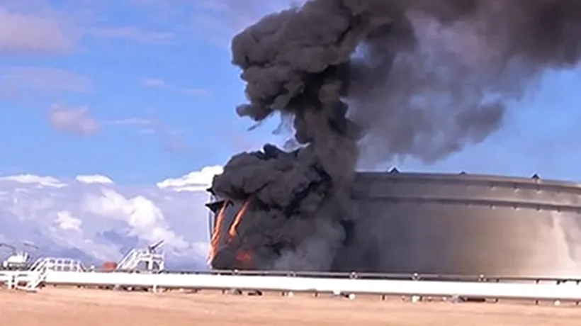 Incendii de amploare la depozitele petroliere din Libia în cea de-a treia zi de ofensivă a SI