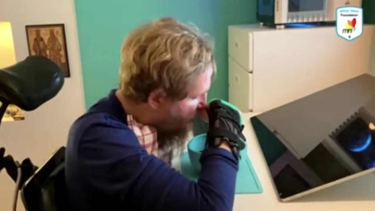 Mihai Neșu poate mânca singur, după 10 ani de la accidentul care i-a schimbat viața