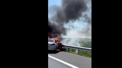 O mașină care a luat foc pe A1, în județul Timiș, a rămas fără frâne. Cei doi tineri din interior, un băiat și o fată, au sărit din mers (VIDEO)