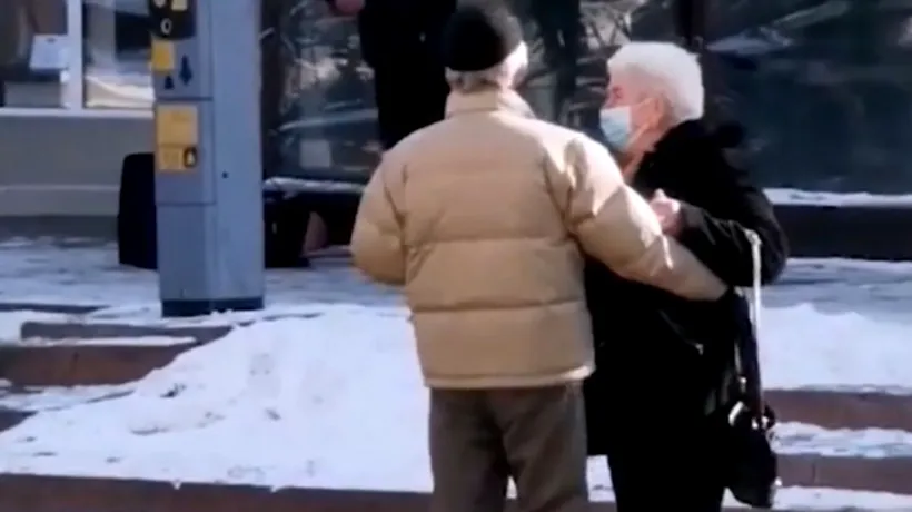 Viral! Doi bătrâni dansează fericiți pe stradă, în pandemie. Imaginile zilei, suprinse la Piatra Neamț (VIDEO)