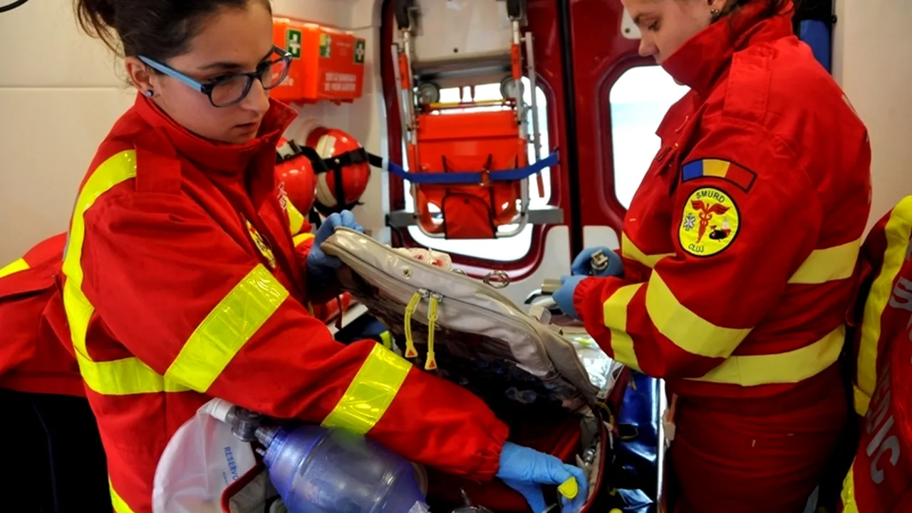 Două fete paramedic voluntar la SMURD, primele ajunse la răniți după ore întregi prin zăpadă