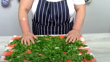 Gina Bradea te învață cum să conservi pătrunjel, leuștean, mărar pentru la iarnă