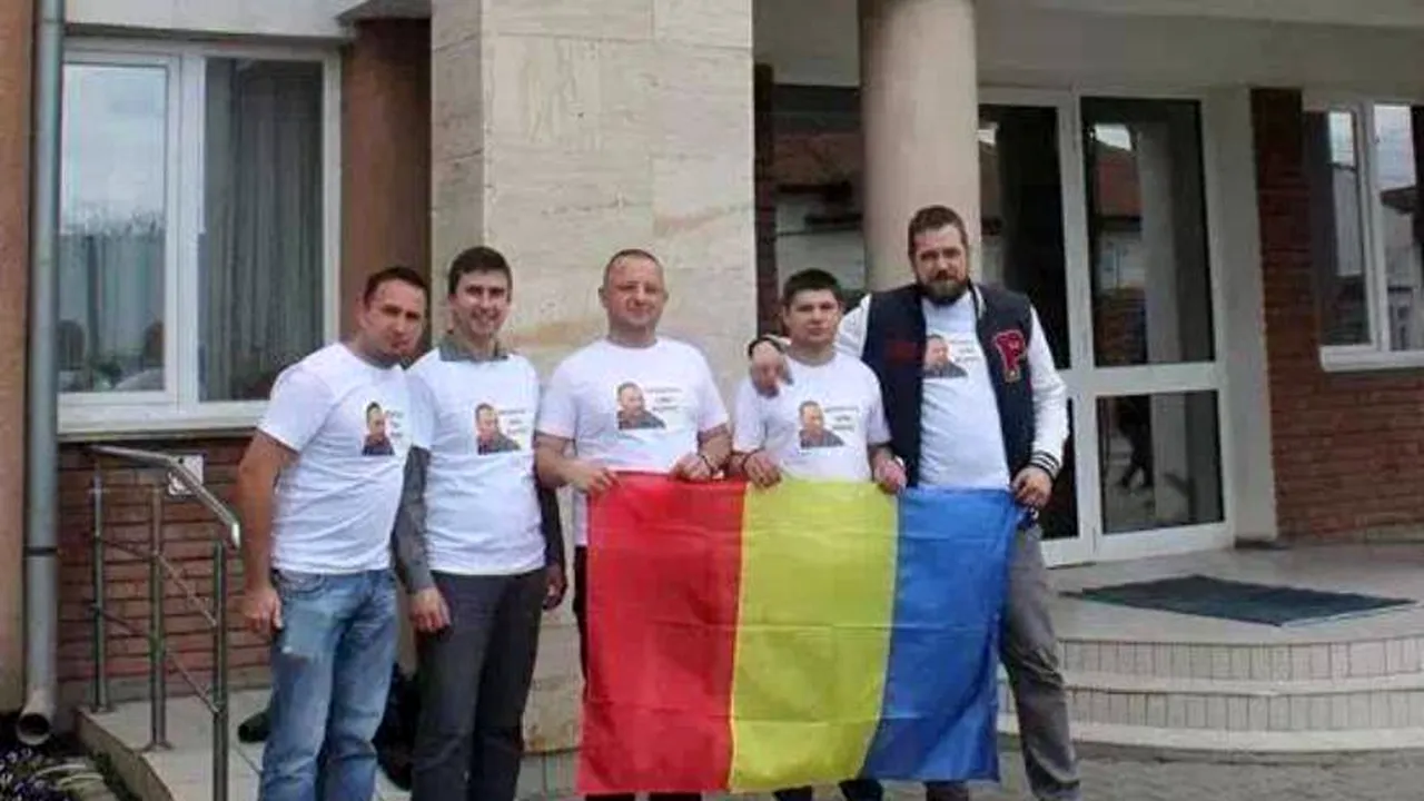 Polițiști BCCO s-au fotografiat în fața sediului IPJ Alba în tricouri cu imaginea lui Berbeceanu