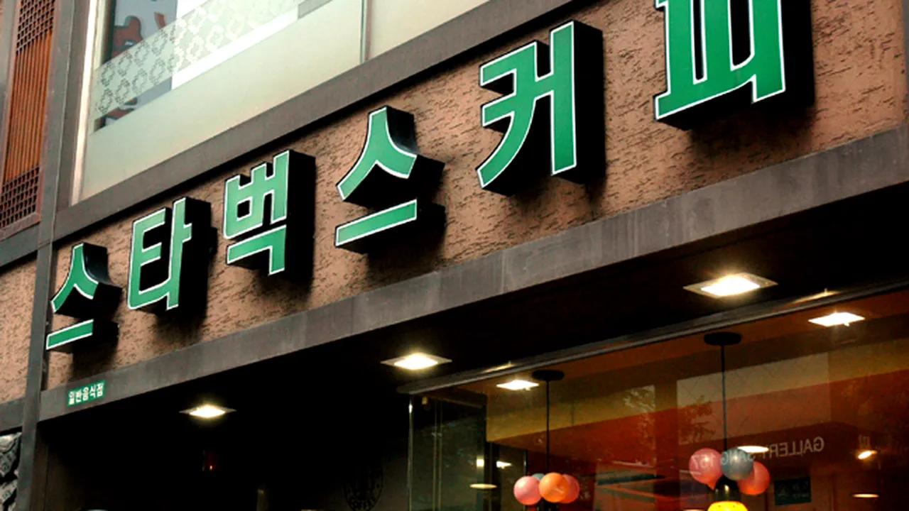 Patronul Starbucks, chemat să normalizeze relațiile dintre China și America