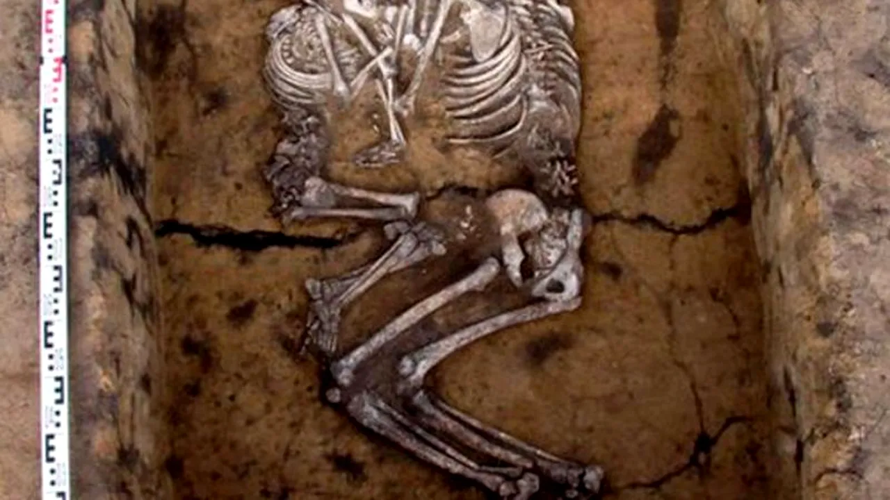 Arheologii au descoperit două schelete îmbrățișate. Ce ipoteză au